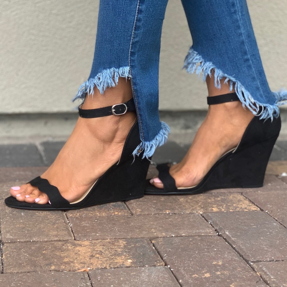 NIB Black Wavy Toe Strap Demi Wedge Sandal - Picture 2 of 7